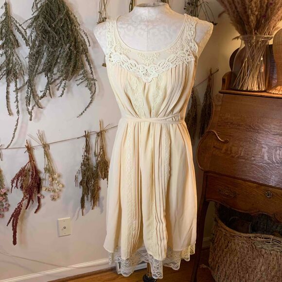 Blu Pepper NWT Pale Yellow Lace Slip Dress Tie Waist Keyhole Large - Picture 11 of 12